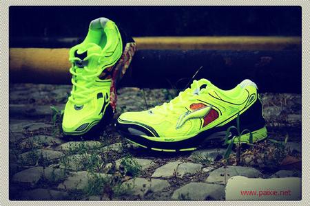 适合夏天穿的跑步鞋 适合夏天穿的跑步鞋 夏天到底适合跑步吗