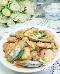 蛏子为什么撒盐就出来 盐炒鲜虾蛏子