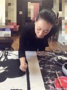 端庄富贵气质盘发发型 谭晶画画气质端庄 300m2中式装修，看优雅端庄的古韵气质