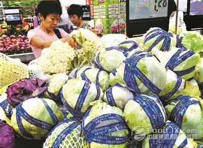 农贸市场的蔬菜真新鲜 农贸市场里胶带捆绑蔬菜 残留物对身体有害