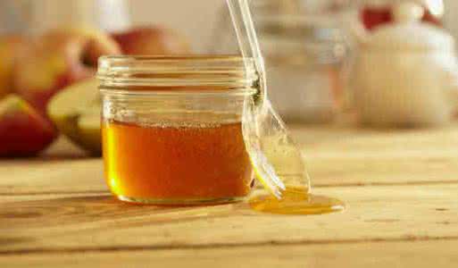 早上空腹喝蜂蜜水好吗 早上空腹喝蜂蜜水好还是白开水好呢？