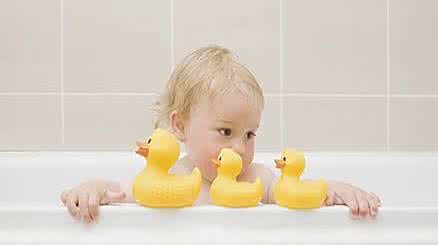 寻找身体上的灵丹妙药 身体的妙药你知道吗 有些情况下洗澡会损害宝宝的身体健康，你知道吗？