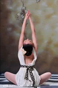 瑜伽美背动作图片 夏季5个美背瑜伽动作