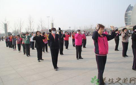 适合老年人跳的广场舞 老人跳广场舞 老人跳广场舞要注意什么
