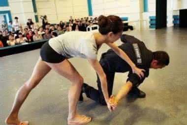 女子防身术有用吗 女子防身术 这套女子防身术已登陆央视转给她 有用!