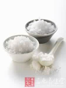 粗盐保鲜膜减肥法 保鲜膜粗盐按摩法 5块钱快速攻克肥厚脂肪