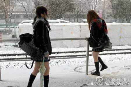 雪天骑马送快递 日本妹子光腿短裙闯雪天!战斗力超群!