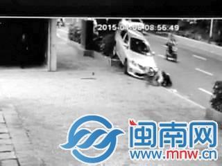 连撞女司机6次 女司机倒车5秒钟连撞3人 自动挡倒车速度更快