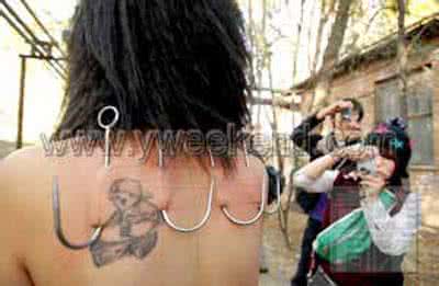 国模芳芳惊艳人体组图 九吉人体悬挂---是变态?还是行为艺术?(组图)_九吉