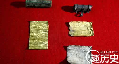 成吉思汗墓地被发现 2000年微型金银纸卷被发现 藏在墓主护身符里