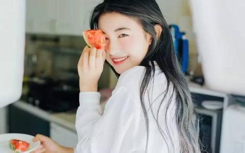 女人做鸡 下面不疼吗 这个女人做了什么？！让十几万人月入十万？