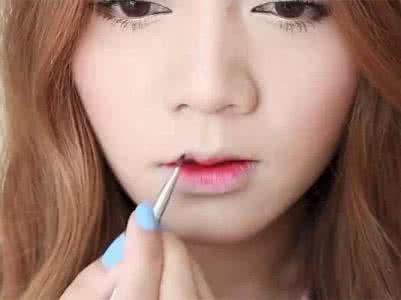 怎么画口红显嘴小图解 怎么化妆显嘴小