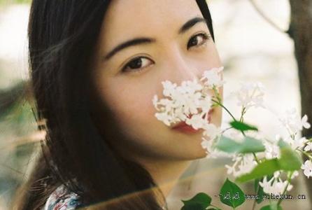 难过却假装坚强 世界上有2个我,一个假装开心,一个真心难过。