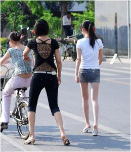 老男人喜欢女人穿裙子 男人喜欢女人穿裙子 如果流行男人穿裙子女人该穿啥?
