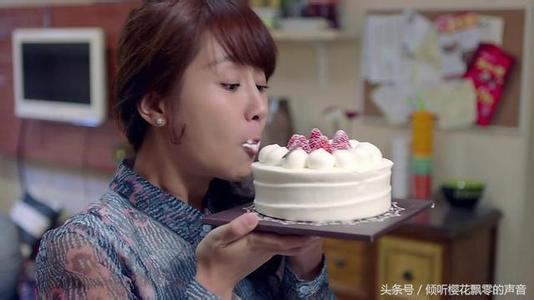 未婚男暗恋已婚女表现 未婚男暗恋已婚女表现 她是最美的黄蓉,被成龙暗恋却苦守患癌恋人,61岁未婚仍娇俏似少女!