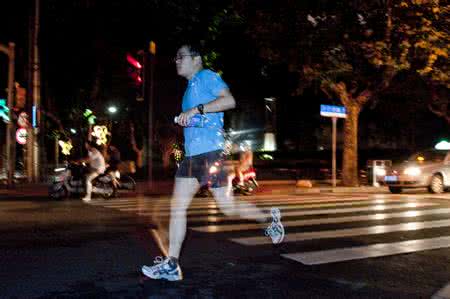 夜跑一族 夜跑一族 你跑对了吗 都市夜跑族 运动Bra你们穿对了吗？