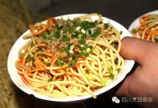 一碗凉面的热量 “面香不怕巷子深”一碗凉面撑起一个店