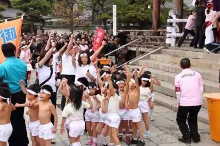 本子吧比基尼萌妹子 零下几十度，中国人玩雪，日本妹子穿比基尼，美国哥们却在……