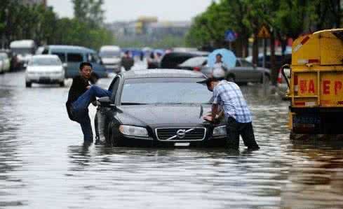 暴雨行车---7招助你安全“游”过积水