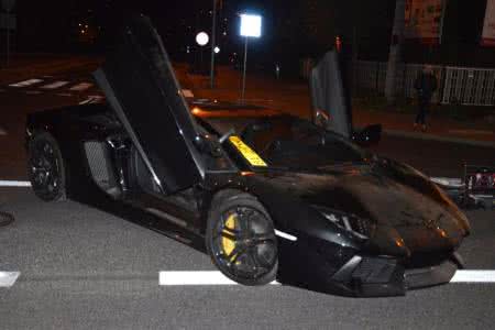 兰博基尼aventador 兰博基尼aventador 盗贼顺手牵大牛，却又把兰博基尼Aventador遗弃在路中央！