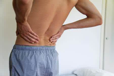 后背痛是肺癌的症状吗 后背痛是肺癌的症状吗 后背痛是什么原因 如何预防及治疗这种症状