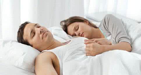 挽回夫妻感情 夫妻睡姿反映感情生活 夫妻感情生活的禁区