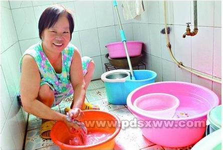 马桶水箱水垢清除妙招 生活小妙招:“将它放入水箱,一辈子都不用再刷马桶了”