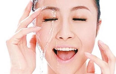 油性肌肤的护肤步骤 冬季干燥如何护肤 专家支招保持水润肌肤
