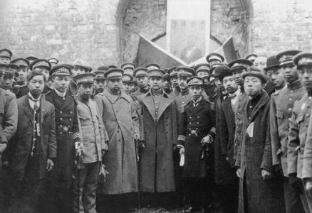 袁世凯就任临时大总统 1915年已身为大总统的袁世凯为什么一定要称帝？