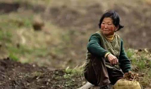 农村妇女一觉睡6年 农村妇女一觉睡6年,80天不吃不喝,醒后竟然...