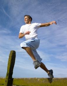 50岁男人适合的运动 适合50岁男人的运动 什么运动最适合男人