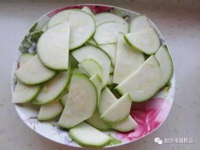 柳叶饺子的包法图解 图解如何包一个漂亮的柳叶包－－西葫芦鸡蛋虾仁包