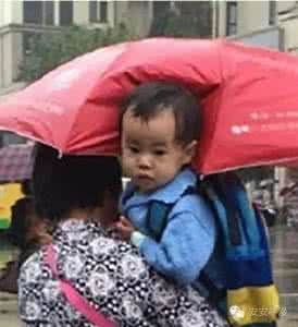 打伞小网红现身 打伞小网红：我是不是你最疼爱的人？