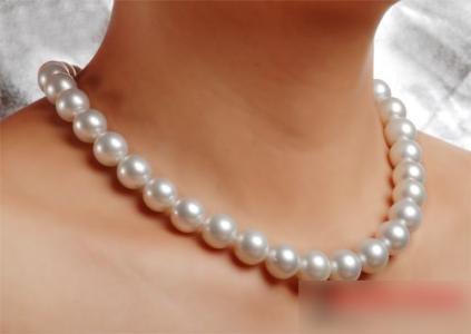 如何挑选珍珠项链 如何挑选珍珠项链 “四看一摸”火眼金睛，珍珠你得这么挑！