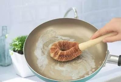 不粘锅外面脏了怎样洗 做饭的锅太脏?只用一招,立马干干净净!还有这些厨具清洁小窍门!
