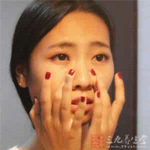 抬头纹深去除脸部皱纹 如何去除抬头纹 轻轻一按皱纹无影无踪