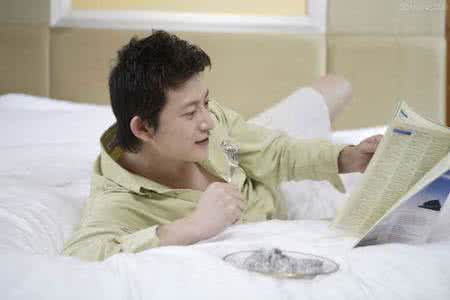 耳朵长毛的男人短命 男人睡前这3件短命的事 千万别做