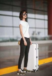 真爱黑白配电视剧全集 她的穿衣打扮全是黑白配,但是穿的真心漂亮!