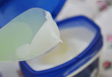 凡士林去黑头小妙招 什么是凡士林，凡士林的生活妙招介绍