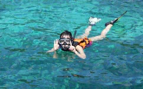 不会游泳浮潜吓死了 不会游泳可以潜水吗