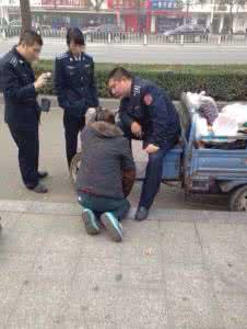 大理城管围殴摊贩 女摊贩下跪城管 看当今城管向土匪,这就是城管吗?