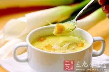 冰糖炖雪梨银耳 粗茶淡饭养生食谱:银耳冰糖炖雪梨养脾胃