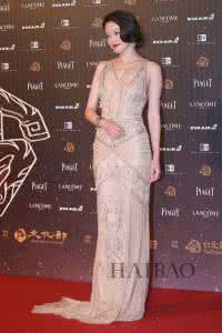 马思纯示爱周冬雨 马思纯示爱周冬雨 周冬雨马思纯分刮影后,舒淇范爷着装够抢!2016第53届台湾金马奖颁奖典礼红毯熠熠生辉!