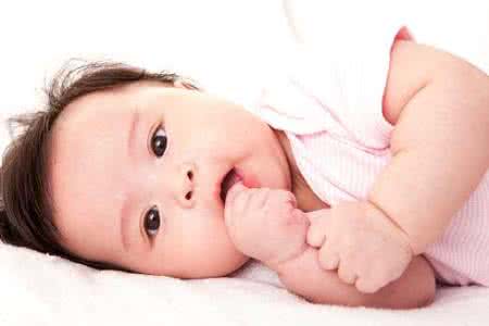 2个月宝宝吃手指的原因 宝宝吃手的原因