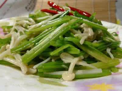 高血压喝芹菜汁的做法 炒芹菜的家常做法 预防高血压就吃炒芹菜