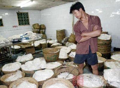 黑心米粉 发霉大米被制成黑心米粉 米粉厂被责令停产