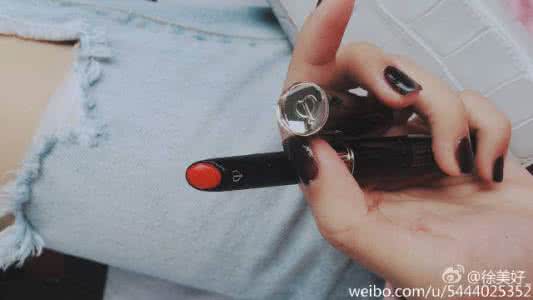 斩男色是什么颜色 斩男色是什么意思 管他人鱼色还是斩男色,谁最显白谁就是我的心头色!