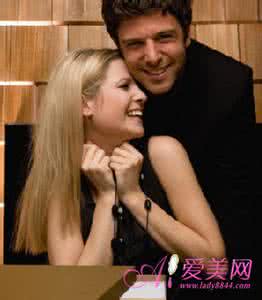 这女人脚踩男人嘴图片 女人用脚踩男人的脸 男人这处越大女人看了脸越红