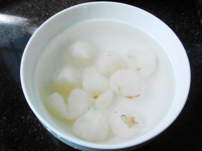 糖水荔枝的做法 荔枝乌梅糖水的做法