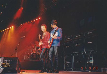 黄家驹红色吉他 【beyond广州演唱会】Beyond广州演唱会黄家驹红色吉他再现_beyond广州演唱会